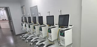 Sete ventiladores neonatais alinhados antes da entrega para equipar UTIs e ampliar o suporte respiratório a recém-nascidos.