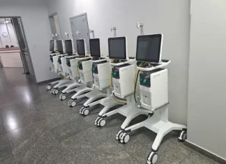 Santa Catarina entrega ventiladores neonatais para UTIs públicas Sete ventiladores neonatais alinhados antes da entrega para equipar UTIs e ampliar o suporte respiratório a recém-nascidos.