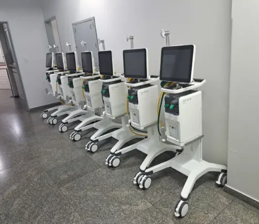 Sete ventiladores neonatais alinhados antes da entrega para equipar UTIs e ampliar o suporte respiratório a recém-nascidos.