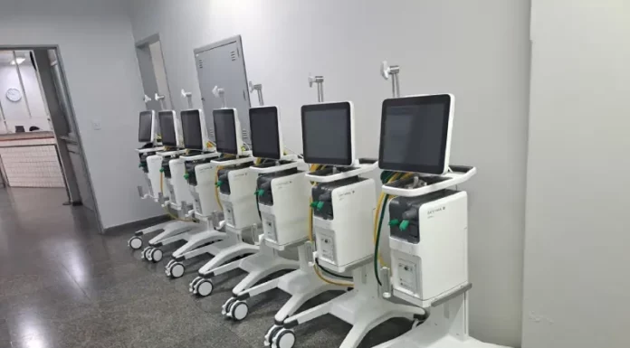 Sete ventiladores neonatais alinhados antes da entrega para equipar UTIs e ampliar o suporte respiratório a recém-nascidos.