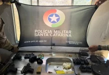 Confronto armado no Papaquara termina com quatro mortos em Florianópolis Armas, munições e drogas apreendidas pelo BOPE durante confronto no Papaquera