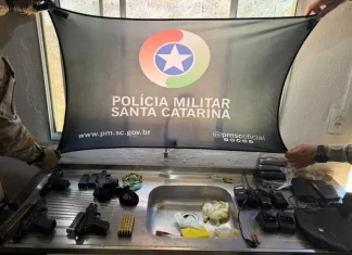 Confronto armado no Papaquara termina com quatro mortos em Florianópolis Armas, munições e drogas apreendidas pelo BOPE durante confronto no Papaquera