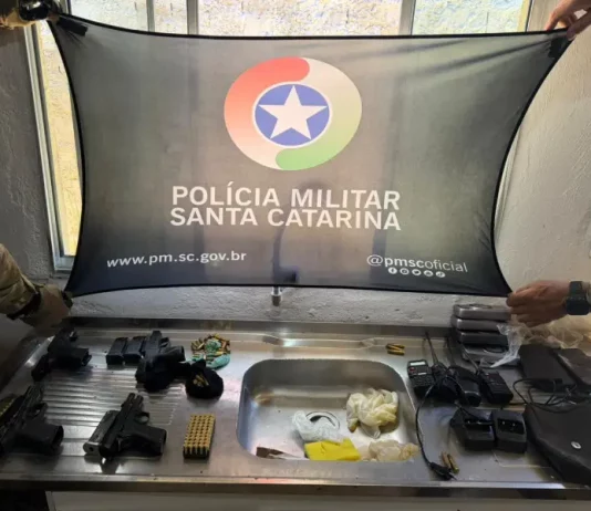Confronto armado no Papaquara termina com quatro mortos em Florianópolis Armas, munições e drogas apreendidas pelo BOPE durante confronto no Papaquera