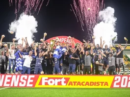 Jogadores do Barra comemoram dentro de campo a conquista do título do Campeonato Catarinense, em celebração marcante no futebol catarinense.