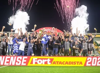 Jogadores do Barra comemoram dentro de campo a conquista do título do Campeonato Catarinense, em celebração marcante no futebol catarinense.