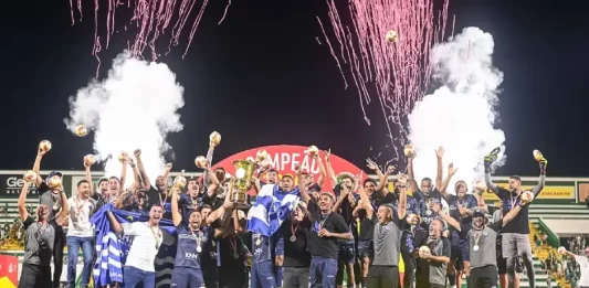 Barra campeão e a semana agitada no futebol catarinense Jogadores do Barra comemoram dentro de campo a conquista do título do Campeonato Catarinense, em celebração marcante no futebol catarinense.