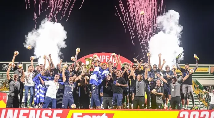 Jogadores do Barra comemoram dentro de campo a conquista do título do Campeonato Catarinense, em celebração marcante no futebol catarinense.