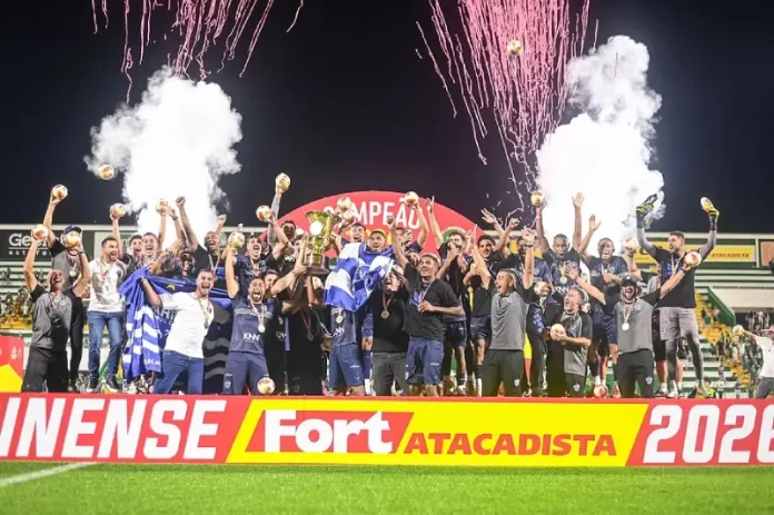 Jogadores do Barra comemoram dentro de campo a conquista do título do Campeonato Catarinense, em celebração marcante no futebol catarinense.