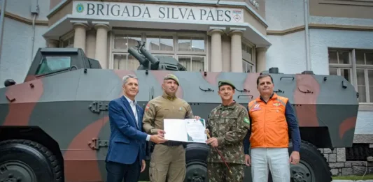 Pela primeira vez, Polícia Militar de SC recebe blindado do Exército Brasileiro Cerimônia de transferência do blindado Urutu do Exército Brasileiro para a Polícia Militar de Santa Catarina.