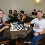 Participantes jogam xadrez durante atividade do Clube de Xadrez de Palhoça, projeto que oferece aulas gratuitas e incentiva o desenvolvimento intelectual na cidade.