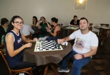 Participantes jogam xadrez durante atividade do Clube de Xadrez de Palhoça, projeto que oferece aulas gratuitas e incentiva o desenvolvimento intelectual na cidade.