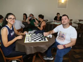 Participantes jogam xadrez durante atividade do Clube de Xadrez de Palhoça, projeto que oferece aulas gratuitas e incentiva o desenvolvimento intelectual na cidade.