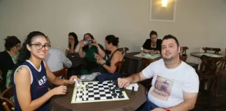 Participantes jogam xadrez durante atividade do Clube de Xadrez de Palhoça, projeto que oferece aulas gratuitas e incentiva o desenvolvimento intelectual na cidade.