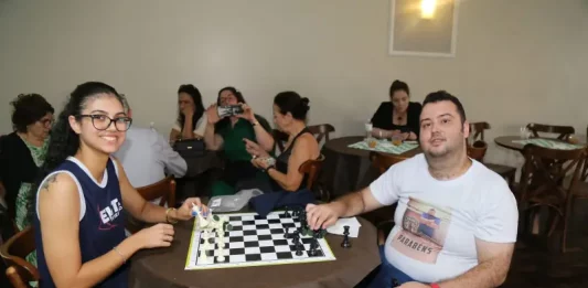 Participantes jogam xadrez durante atividade do Clube de Xadrez de Palhoça, projeto que oferece aulas gratuitas e incentiva o desenvolvimento intelectual na cidade.