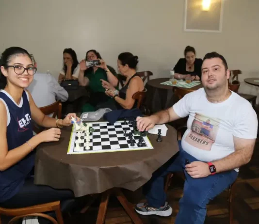 Participantes jogam xadrez durante atividade do Clube de Xadrez de Palhoça, projeto que oferece aulas gratuitas e incentiva o desenvolvimento intelectual na cidade.