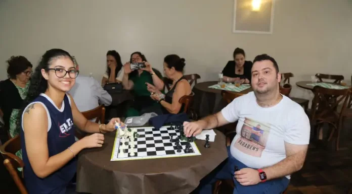 Participantes jogam xadrez durante atividade do Clube de Xadrez de Palhoça, projeto que oferece aulas gratuitas e incentiva o desenvolvimento intelectual na cidade.
