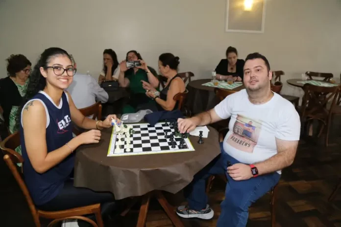 Participantes jogam xadrez durante atividade do Clube de Xadrez de Palhoça, projeto que oferece aulas gratuitas e incentiva o desenvolvimento intelectual na cidade.