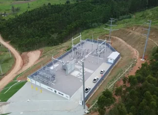 Cooperativas de energia investem R$ 280 milhões para modernizar rede elétrica em SC Vista aérea de uma subestação de energia elétrica instalada em área rural de Santa Catarina, cercada por vegetação e estradas de terra. A estrutura, com transformadores, torres e equipamentos de distribuição, representa os investimentos das cooperativas de energia na ampliação e modernização da rede elétrica, garantindo mais segurança energética e qualidade no fornecimento, especialmente para produtores e municípios do interior.