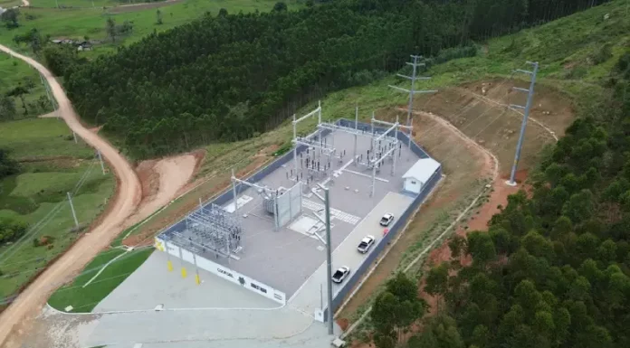 Cooperativas de energia investem R$ 280 milhões para modernizar rede elétrica em SC Vista aérea de uma subestação de energia elétrica instalada em área rural de Santa Catarina, cercada por vegetação e estradas de terra. A estrutura, com transformadores, torres e equipamentos de distribuição, representa os investimentos das cooperativas de energia na ampliação e modernização da rede elétrica, garantindo mais segurança energética e qualidade no fornecimento, especialmente para produtores e municípios do interior.