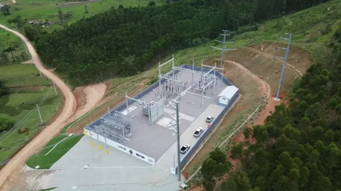 Cooperativas de energia Vista aérea de uma subestação de energia elétrica instalada em área rural de Santa Catarina, cercada por vegetação e estradas de terra. A estrutura, com transformadores, torres e equipamentos de distribuição, representa os investimentos das cooperativas de energia na ampliação e modernização da rede elétrica, garantindo mais segurança energética e qualidade no fornecimento, especialmente para produtores e municípios do interior.