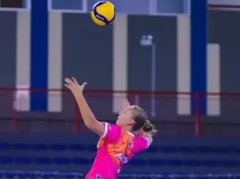 Atleta realiza saque durante partida de vôlei de base, ilustrando a competição Copa Catarina de Vôlei de Base em São José.