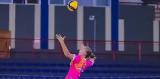 Atleta realiza saque durante partida de vôlei de base, ilustrando a competição Copa Catarina de Vôlei de Base em São José.