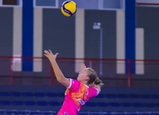 Copa Catarina de Vôlei de Base reúne as melhores equipes do país em São José Atleta realiza saque durante partida de vôlei de base, ilustrando a competição Copa Catarina de Vôlei de Base em São José.