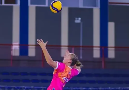 Atleta realiza saque durante partida de vôlei de base, ilustrando a competição Copa Catarina de Vôlei de Base em São José.