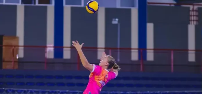 Atleta realiza saque durante partida de vôlei de base, ilustrando a competição Copa Catarina de Vôlei de Base em São José.