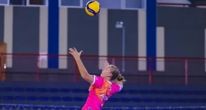 Atleta realiza saque durante partida de vôlei de base, ilustrando a competição Copa Catarina de Vôlei de Base em São José.