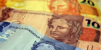 Cédulas de dinheiro simbolizando o pagamento e a restituição do Imposto de Renda 2026.