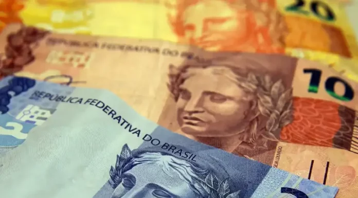 Declaração do Imposto de Renda 2026 terá início na próxima semana; veja prazos e regras Cédulas de dinheiro simbolizando o pagamento e a restituição do Imposto de Renda 2026.