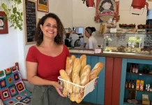 Empreendedorismo feminino em Santa Catarina chega a quase 500 mil empresas Empresária Leslie Araújo, representando o empreendedorismo feminino em Santa Catarina, segura cesta de pães na Pão da Leli, Florianópolis