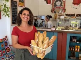 Empreendedorismo feminino em Santa Catarina chega a quase 500 mil empresas Empresária Leslie Araújo, representando o empreendedorismo feminino em Santa Catarina, segura cesta de pães na Pão da Leli, Florianópolis