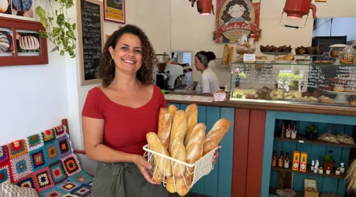 Empreendedorismo feminino em Santa Catarina chega a quase 500 mil empresas Empresária Leslie Araújo, representando o empreendedorismo feminino em Santa Catarina, segura cesta de pães na Pão da Leli, Florianópolis
