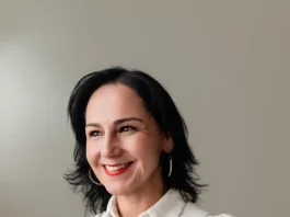 Enfermeira Soninha Silva, destacada em homenagem ao Dia Internacional da Mulher, representando a força e dedicação das profissionais da saúde.