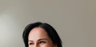 Enfermeira Soninha Silva, destacada em homenagem ao Dia Internacional da Mulher, representando a força e dedicação das profissionais da saúde.