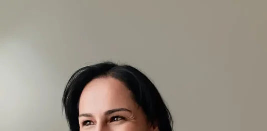 Enfermeira Soninha Silva, destacada em homenagem ao Dia Internacional da Mulher, representando a força e dedicação das profissionais da saúde.