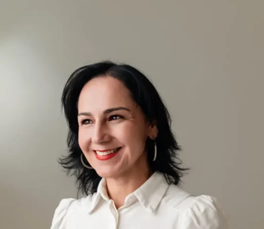 Enfermeira Soninha Silva, destacada em homenagem ao Dia Internacional da Mulher, representando a força e dedicação das profissionais da saúde.