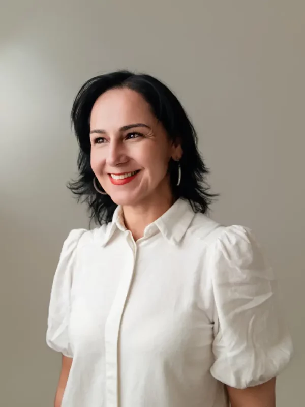 Enfermeira Soninha Silva, destacada em homenagem ao Dia Internacional da Mulher, representando a força e dedicação das profissionais da saúde.