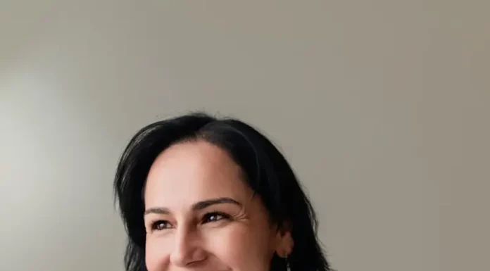 Enfermeira Soninha Silva, destacada em homenagem ao Dia Internacional da Mulher, representando a força e dedicação das profissionais da saúde.