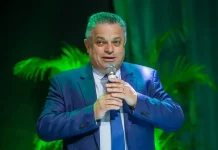 João Rodrigues fala ao microfone durante coletiva sobre pré-candidatura ao governo de Santa Catarina