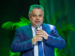 João Rodrigues fala ao microfone durante coletiva sobre pré-candidatura ao governo de Santa Catarina