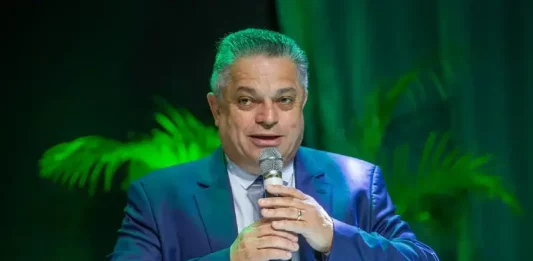 João Rodrigues fala ao microfone durante coletiva sobre pré-candidatura ao governo de Santa Catarina