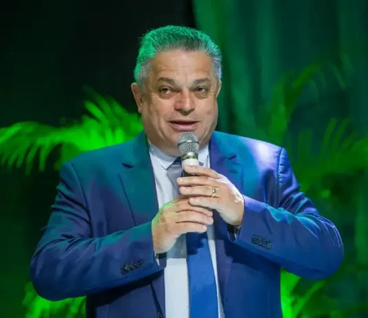 João Rodrigues fala ao microfone durante coletiva sobre pré-candidatura ao governo de Santa Catarina