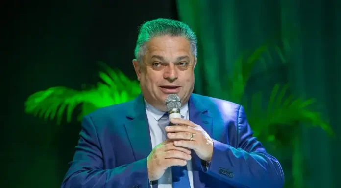 João Rodrigues fala ao microfone durante coletiva sobre pré-candidatura ao governo de Santa Catarina