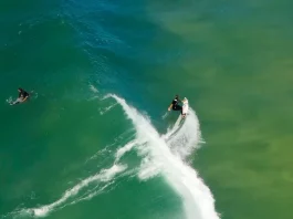 Atleta do Layback Pro pegando onda na Praia do Santinho durante etapa decisiva do QS 4.000.