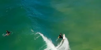 Atleta do Layback Pro pegando onda na Praia do Santinho durante etapa decisiva do QS 4.000.