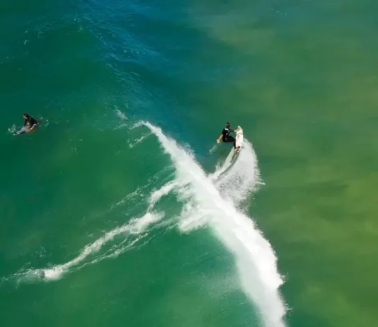 Atleta do Layback Pro pegando onda na Praia do Santinho durante etapa decisiva do QS 4.000.