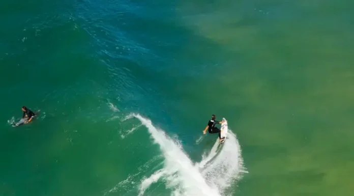Atleta do Layback Pro pegando onda na Praia do Santinho durante etapa decisiva do QS 4.000.